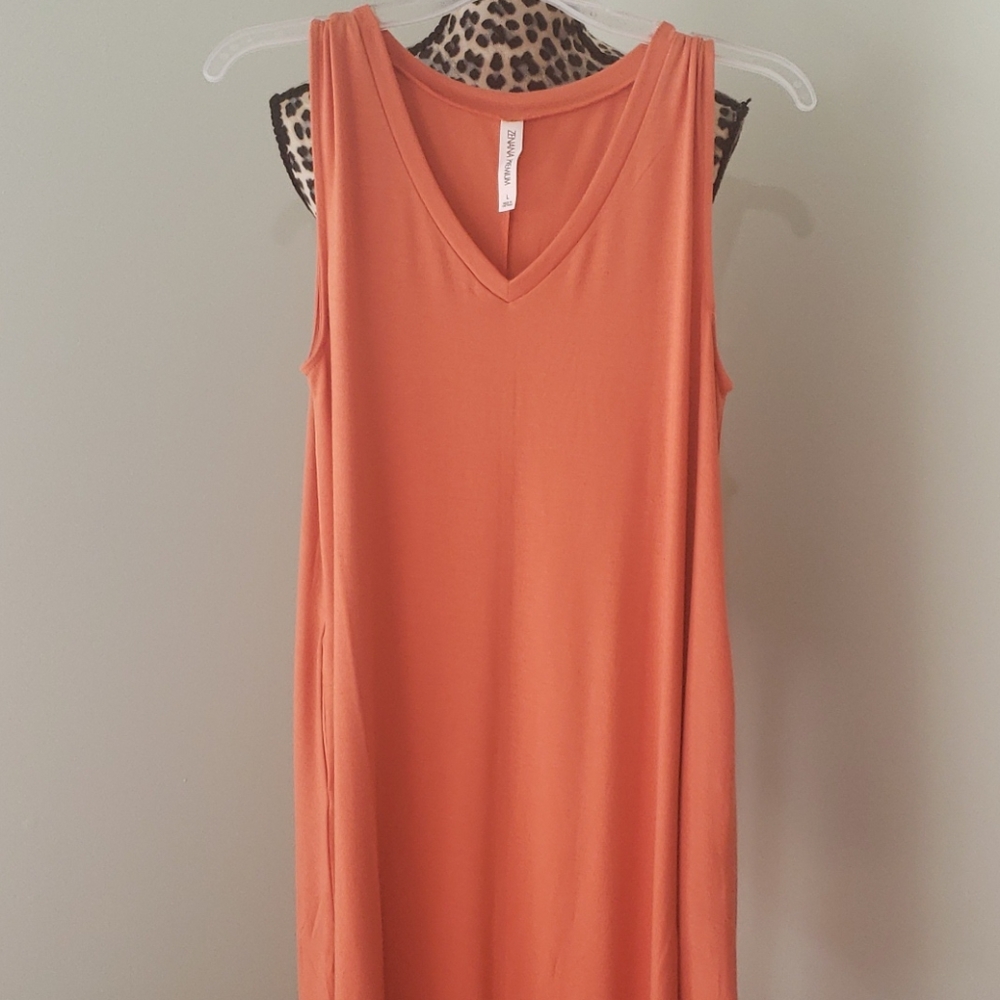 Sleeveless dress with pockets